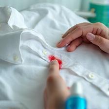 Détachage professionnel sur chemise